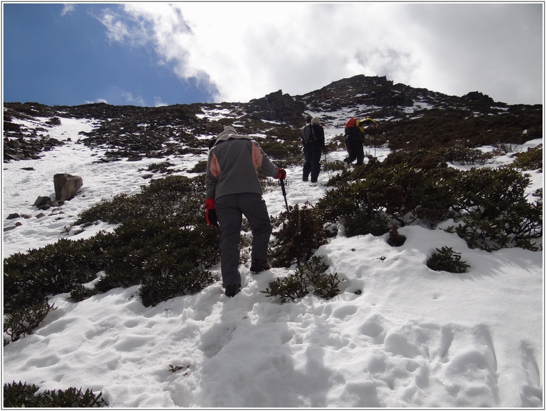 2012-03-06 10-41-59踏雪登雪山途中.JPG